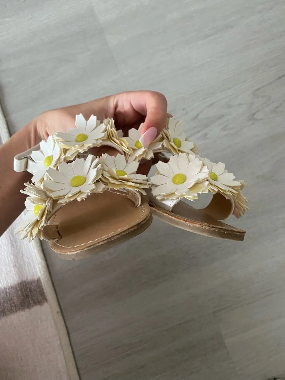 Tucker + Tate White Daisy Strap Sandals with Yellow Centers